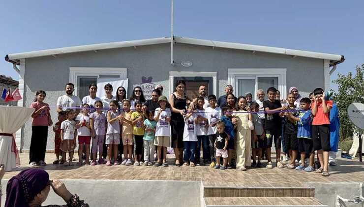 Ülkem Okuyor Derneği Depremzede Aileye Yeni Ev Hediye Etti