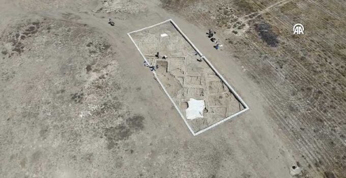 Karaman Canhasan 3 Höyüğü’nde 7 bin 450 yıllık sokak yapısı ortaya çıkarıldı