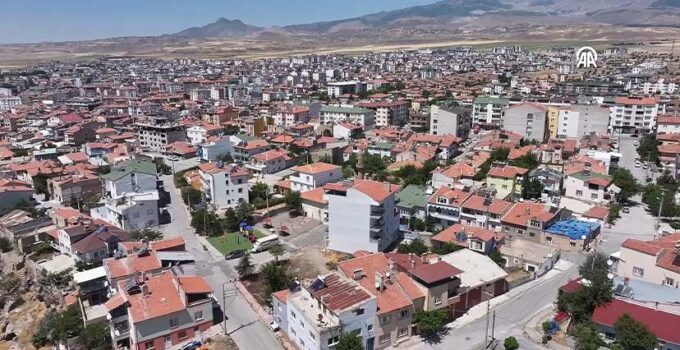 Erciyes’in 400 Yıllık Keşişin Havuzu, Sıcaktan Bunalanlara Buz Gibi Serinlik Sunuyor