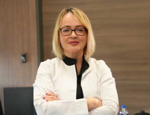 Uzmandan “Kırmızı Göz” Uyarısı: Havuz ve Denizde UV Korumalı Gözlük Şart