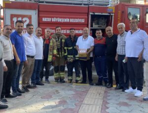 Hatay’da muhtarlardan itfaiye ekiplerine sürpriz kutlama