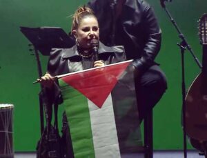 Şarkıcı Merve Özbey konserinde, Filistin’e destek mesajı verdi