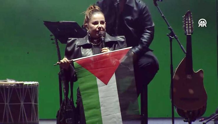 Şarkıcı Merve Özbey konserinde, Filistin’e destek mesajı verdi