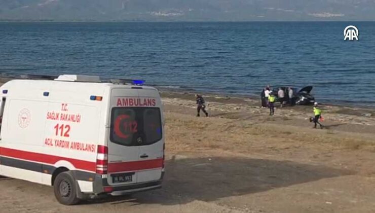 Bursa’da akaryakıt dökülen yolda kayan otomobil İznik Gölü’ne düştü