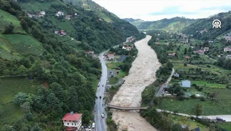 Rize’de Sağanak Hayatı Felç Etti: Köprü Çöktü, Yollar Kapandı