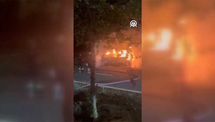 Diyarbakır Kayapınar’da Park Halindeki Minibüs Yandı