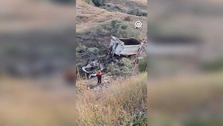 Erzurum Tortum’da hafriyat kamyonu şarampole devrildi: Sürücü ağır yaralı
