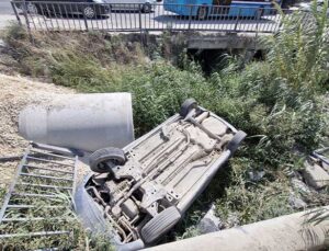 Antakya’da Pikapla Çarpışan Otomobil Su Kanalına Devrildi: 2 Yaralı