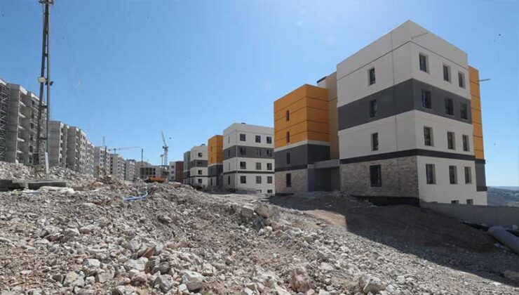 Hatay’da 2 Bin 826 Afet Konutu ve 11 Ticaret Merkezi İnşaatı Sürüyor