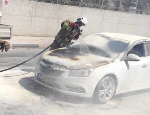 İskenderun’da Seyir Halindeki Otomobil Alev Aldı
