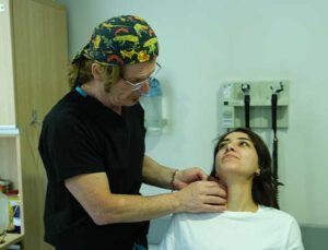 Uzman Uyardı: Boyundaki Şişlikler Ciddi Hastalıkların Habercisi Olabilir