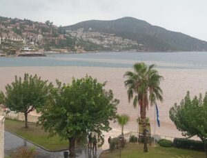 Antalya’da Sağanak ve Fırtına Hayatı Felç Etti