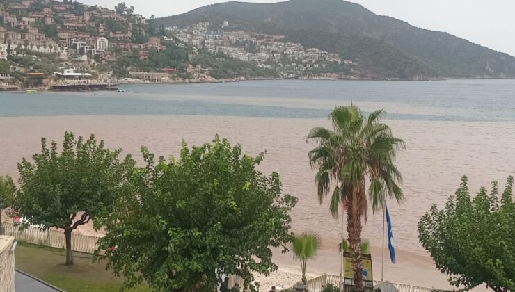 Antalya’da Sağanak ve Fırtına Hayatı Felç Etti