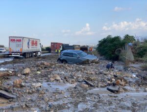 Hatay’da Sağanak Yağış Hayatı Felç Etti: Evleri ve İş Yerlerini Su Bastı, Araçlar Mahsur Kaldı