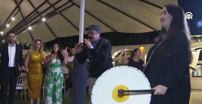 Zurnacı Baba ile Davulcu Kızı Düğünlere Renk Katıyor