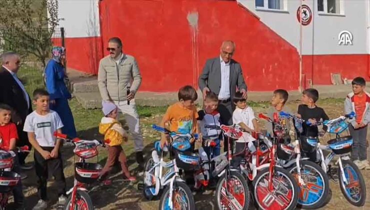 Hayırseverlerden Köy Çocuklarına Bisiklet Sürprizi