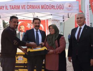 Hatay’da Depremzede 70 Üreticiye Keçi ve Koyun Kırpma Makinesi Dağıtıldı