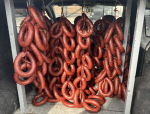 Hatay’da 120 Kilo Belgesiz Sucuğa El Konuldu: Jandarma Yakalandı