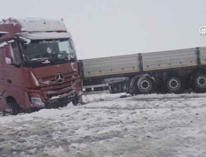 Sivas’ta Zincirleme Kaza: Tır ve 3 Otomobil Çarpıştı
