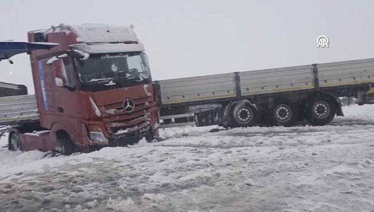 Sivas’ta Zincirleme Kaza: Tır ve 3 Otomobil Çarpıştı