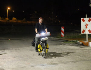 Bisikletiyle umre yoluna çıkan 68 yaşındaki Şener, Hatay’a ulaştı