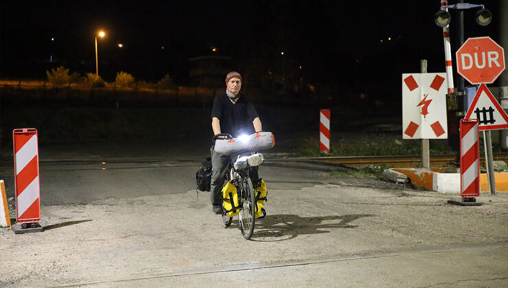 Bisikletiyle umre yoluna çıkan 68 yaşındaki Şener, Hatay’a ulaştı