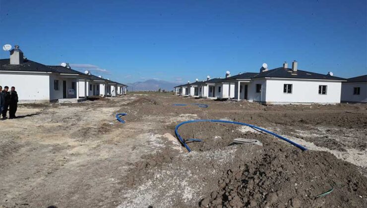 Hatay’da Kırsal Deprem Konutlarının İnşası Sürüyor