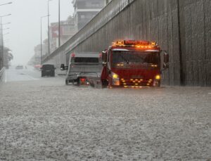 Alanya’da Sağanak İş Yerlerini Bastı, Araçlar Mahsur Kaldı