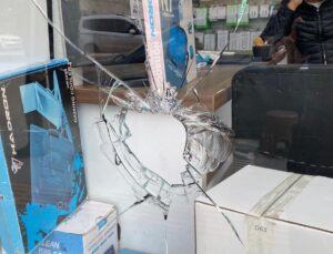 İskenderun’da iş yerleri ve araçlara taşlı saldırı: Şüpheli yakalandı