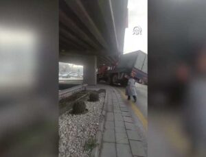 Ankara’da konteyner yüklü vinç köprüye sıkıştı, trafik kilitlendi