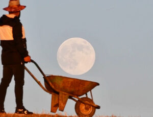 Sarıkamış’ta Süper Ay Gökyüzünü Aydınlattı