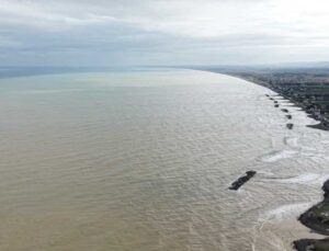 Samsun’da yağış sonrası Karadeniz kahverengiye döndü