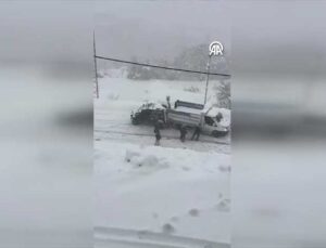 Polisler, kar nedeniyle yolda kalan kamyonete zırhlı araçla destek oldu