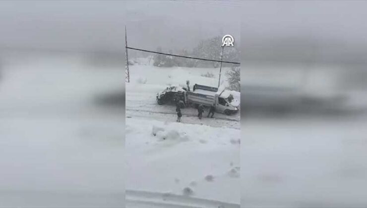 Polisler, kar nedeniyle yolda kalan kamyonete zırhlı araçla destek oldu