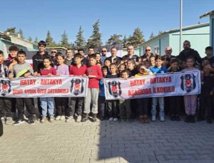 Beşiktaş Gönüllülerinden Hatay’da Depremzede Öğrencilere Forma Desteği