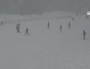 Sarıkamış Kayak Merkezi’nde Kar Yağışı Altında Kayak Keyfi