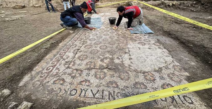 Hatay’da Temel Kazısında Geç Antik Çağ Mozaiği Bulundu