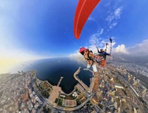 Hatay’da Milli Sporcudan Nefes Kesen Paraşüt Gösterisi