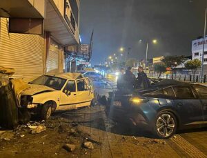 Adana’da cip park halindeki araçlara çarptı: 1 yaralı