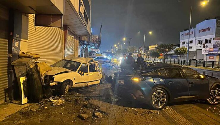 Adana’da cip park halindeki araçlara çarptı: 1 yaralı