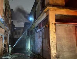 Antakya’da 2 katlı metruk binada çıkan yangın söndürüldü
