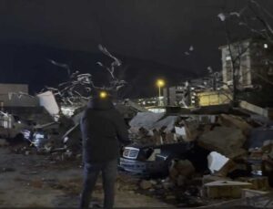 Bursa’da kuvvetli rüzgar duvarı yıktı: 10 araç zarar gördü