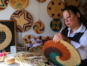 Depremde iş yeri yıkılan hasır örme sanatçısının yüzü çarşıda güldü