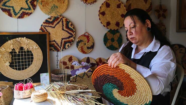 Depremde iş yeri yıkılan hasır örme sanatçısının yüzü çarşıda güldü