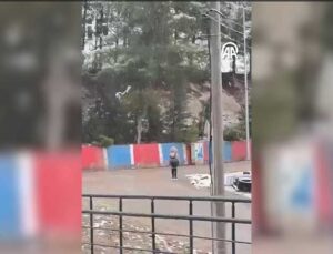 Karabük’te okula giderken İstiklal Marşı’nı duyan öğrenci, kar yağışı altında saygı duruşunda bulundu.