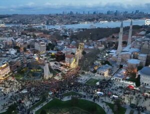 Filistin’e destek için on binlerce kişinin Galata Köprüsü’ne yürüyüşü başladı