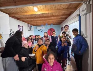 Hatay’da Depremzede Çocuklara Yeni Yıl İkramlıkları Dağıtıldı