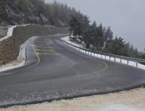 Hatay’da Serinyol–Madenli kara yolu buzlanma nedeniyle kapatıldı