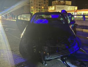 Hatay’da bariyere çarpan otomobilin sürücüsü yaralandı