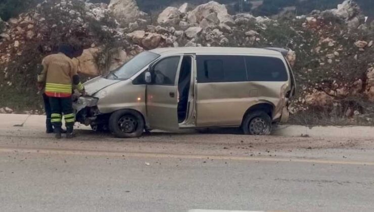 Yayladağı’nda hafif ticari araç ile panelvan çarpıştı: 6 yaralı